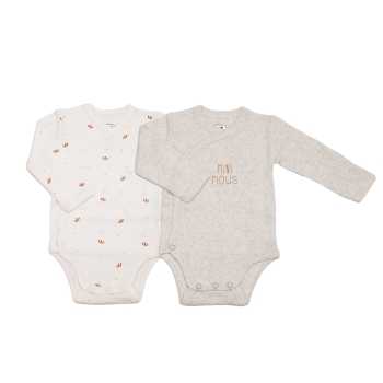 Conjunto de dois bodies cor de creme com a inscrição «Mini nós»
