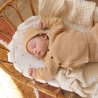 bebé a dormir no seu berço portátil com o seu conjunto de malha bebé a dormir no seu berço portátil com o seu conjunto de malha