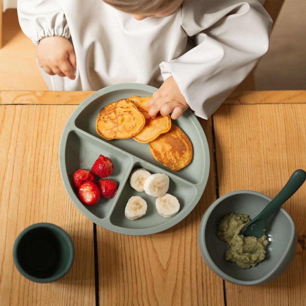 bébé mange dans son assiette à ventouse bébé mange dans son assiette à ventouse