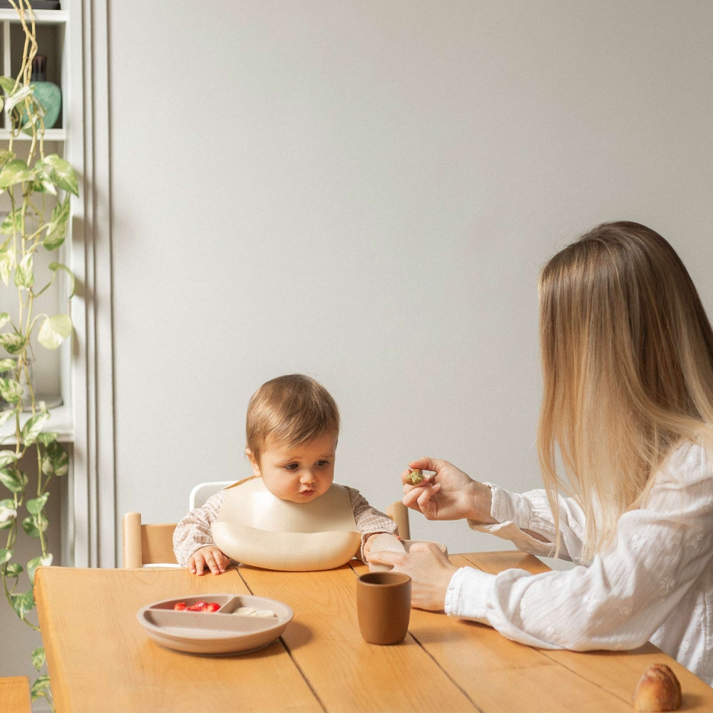 bambino mangia con la mamma