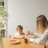 bébé mange avec sa maman bébé mange avec sa maman