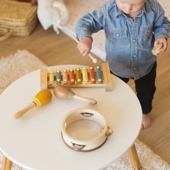 Baby speelt met zijn houten instrumenten