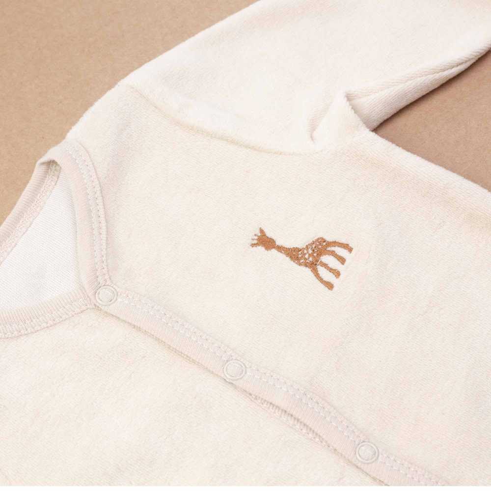 pormenor do pijama de bebé com emblema bordado pormenor do pijama de bebé com emblema bordado