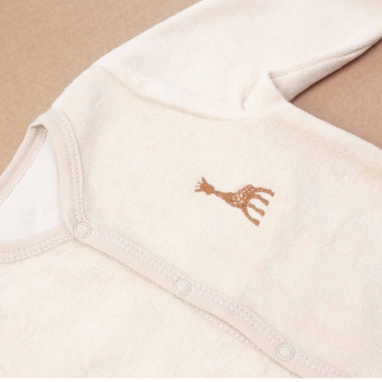 detalle pijama bebé con escudo bordado detalle pijama bebé con escudo bordado