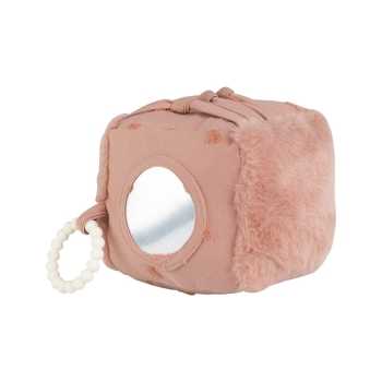 Pormenor de uma face do cubo de atividades Pormenor de uma face do cubo de atividades