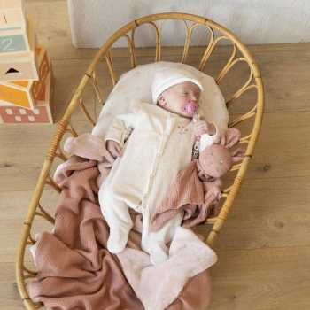 Bebé dorme com o seu peluche de coelho muito leve
