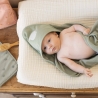 baby op aankleedkussen met zijn badcape baby baby op aankleedkussen met zijn badcape baby