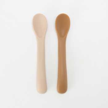 Set aus zwei Löffeln in Beige und Sand Set aus zwei Löffeln in Beige und Sand