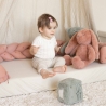 zittende baby met zijn decoratieve vlecht om zijn speelruimte te creëren zittende baby met zijn decoratieve vlecht om zijn speelruimte te creëren