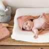 Fotografia de ambiente de um bebé no quarto com uma capa para o boletim de saúde do bebé Fotografia de ambiente de um bebé no quarto com uma capa para o boletim de saúde do bebé