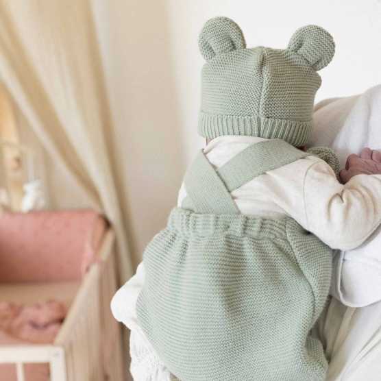 berretto in maglia con orecchie verde oliva