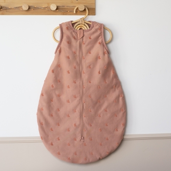 de sienna slaapzak opgehangen in de babykamer de sienna slaapzak opgehangen in de babykamer