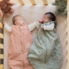 Baby mit ihren Schlafsäcken mit abnehmbaren Ärmeln Baby mit ihren Schlafsäcken mit abnehmbaren Ärmeln