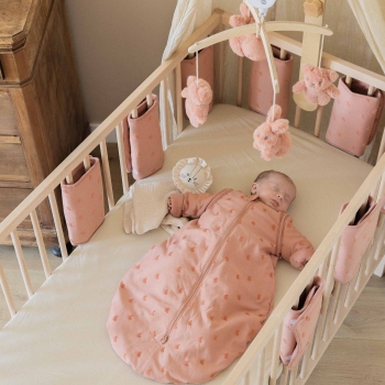 bebé en su cuna con su saco de dormir de la colección Hop bebé en su cuna con su saco de dormir de la colección Hop