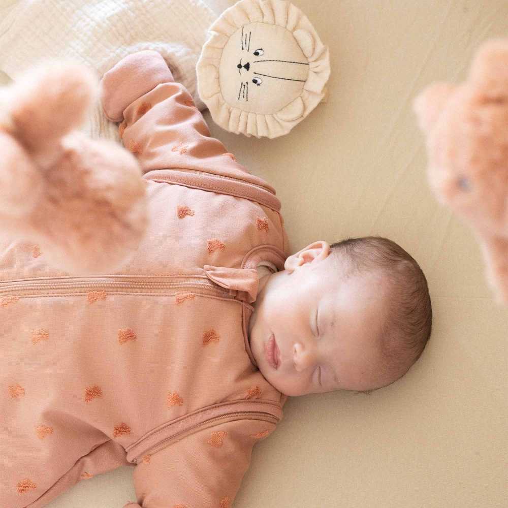 O bebé dorme com o seu saco-cama TOG 2,5