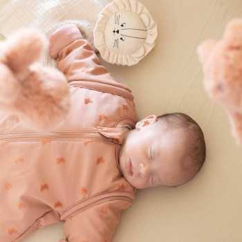 O bebé dorme com o seu saco-cama TOG 2,5