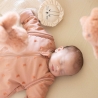 O bebé dorme com o seu saco-cama TOG 2,5