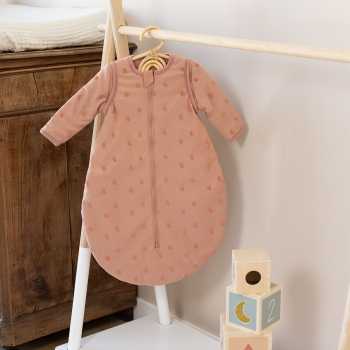 Saco-cama de bebé exposto no seu cabide