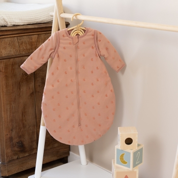 Inszenierung Schlafsack an seinem Kleiderschrank Inszenierung Schlafsack an seinem Kleiderschrank