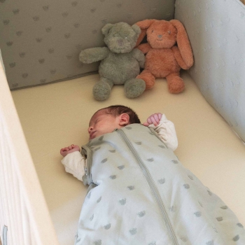 bébé dort dans sa gigoteuse vert