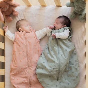 Zwillinge schlafen in ihrem Bett mit Schlafsack Zwillinge schlafen in ihrem Bett mit Schlafsack