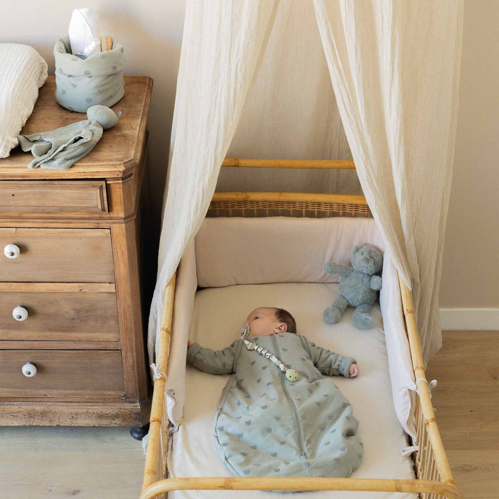 babykamer met slapende baby en zijn kleigroene slaapzak babykamer met slapende baby en zijn kleigroene slaapzak