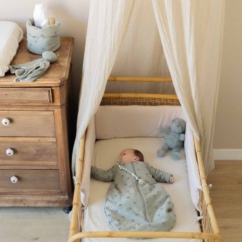 babykamer met slapende baby en zijn kleigroene slaapzak babykamer met slapende baby en zijn kleigroene slaapzak