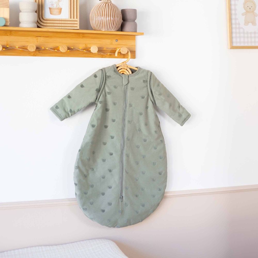 Schlafsack Tongrün hängend im Babyzimmer Schlafsack Tongrün hängend im Babyzimmer