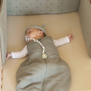 Bedbeschermer geplaatst in babybedje Bedbeschermer geplaatst in babybedje