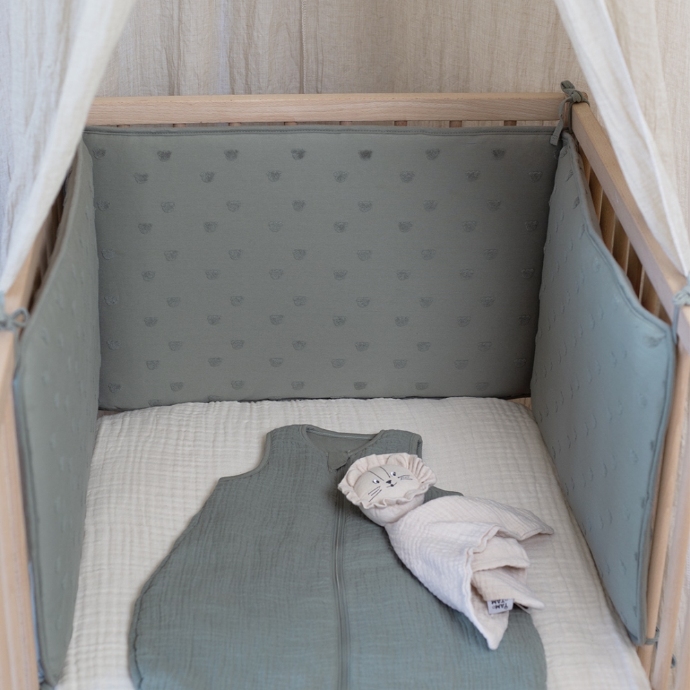 cot bumper in baby bed