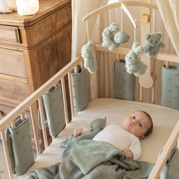 Baby in seinem Bett mit Gitterschutz Baby in seinem Bett mit Gitterschutz