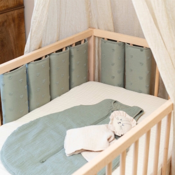 Babybett mit Bettwäsche und Gitterschutz Babybett mit Bettwäsche und Gitterschutz
