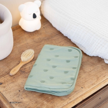protège carnet de santé bébé posé sur sa table à langer