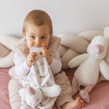 baby met decoratieve vlecht op de achtergrond