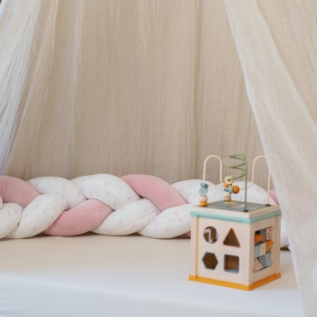Zoom tresse placé dans zone de jeu bébé