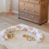 Decoratieve vlecht wit en roze bloemen begrenst de speelruimte van de baby Decoratieve vlecht wit en roze bloemen begrenst de speelruimte van de baby