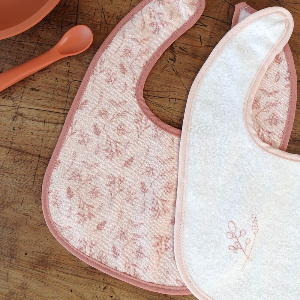 Motivnahaufnahme Lätzchen für Neugeborene rosa und weiß Motivnahaufnahme Lätzchen für Neugeborene rosa und weiß