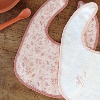 Motivnahaufnahme Lätzchen für Neugeborene rosa und weiß Motivnahaufnahme Lätzchen für Neugeborene rosa und weiß