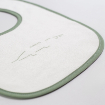 Materialnahaufnahme des beigen Babylätzchens Materialnahaufnahme des beigen Babylätzchens