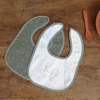 pormenor do conjunto de babetes para bebés mais pequenos pormenor do conjunto de babetes para bebés mais pequenos