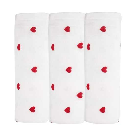 Conjunto de 3 fraldas de pano para bebé com fundo branco e corações vermelhos