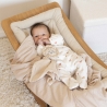bebé na sua espreguiçadeira, de pijama e com a sua manta