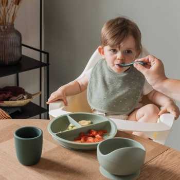 bebé a comer com a sua colher de silicone