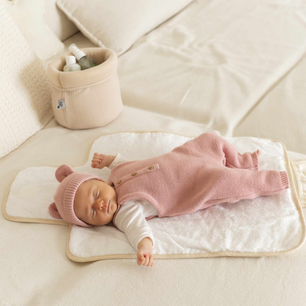 Draagbare verschoningsmat met baby Draagbare verschoningsmat met baby
