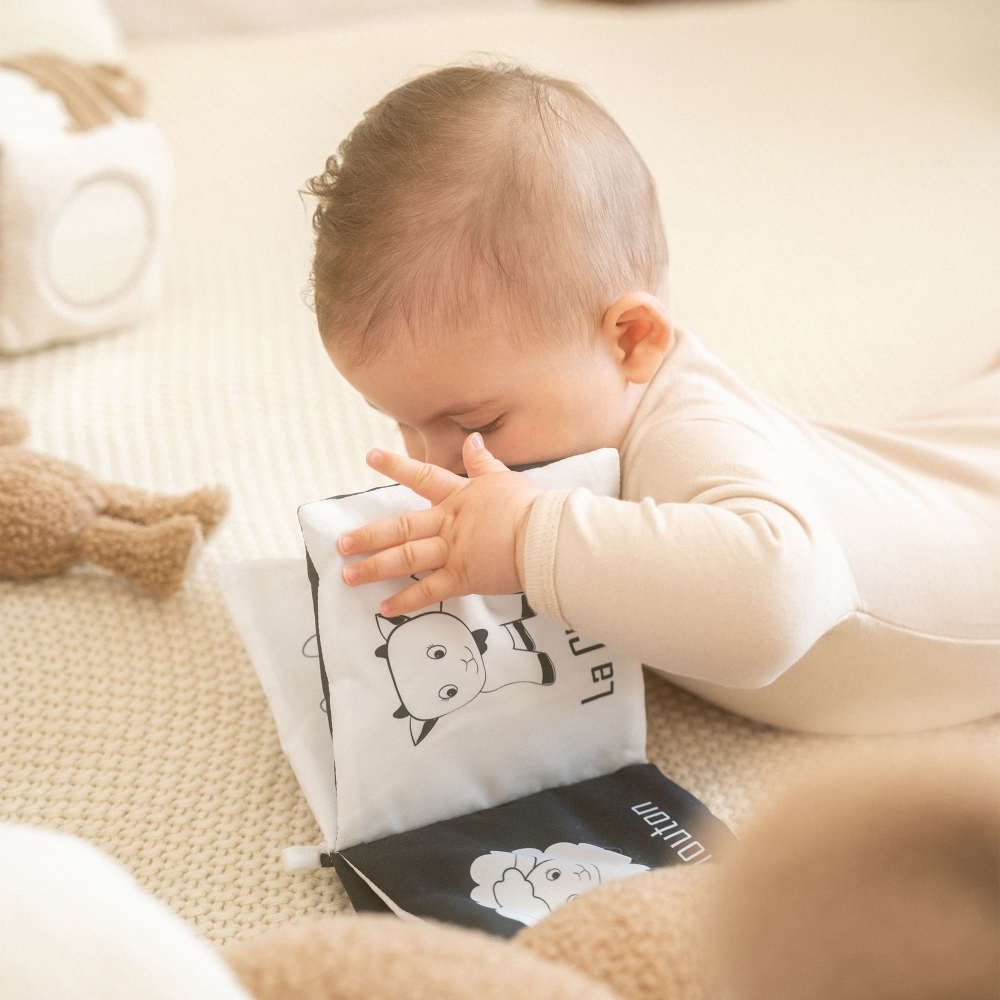 libro para bebé en blanco y negro con animales de granja