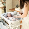 bébé dans son bain avec maman qui rince bébé bébé dans son bain avec maman qui rince bébé