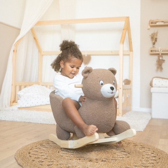 Bascule bébé ours en matière teddy et couleur moka