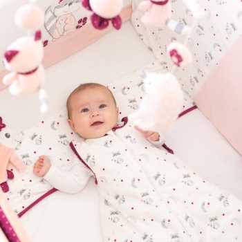 Bebé menina na sua cama com conjunto de roupa de cama para menina, da coleção Kipic & Olga Bebé menina na sua cama com conjunto de roupa de cama para menina, da coleção Kipic & Olga
