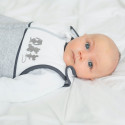 babyjongen met blauwe ogen liggend in zijn bedje met zijn neutrale geboorte slaapzak babyjongen met blauwe ogen liggend in zijn bedje met zijn neutrale geboorte slaapzak