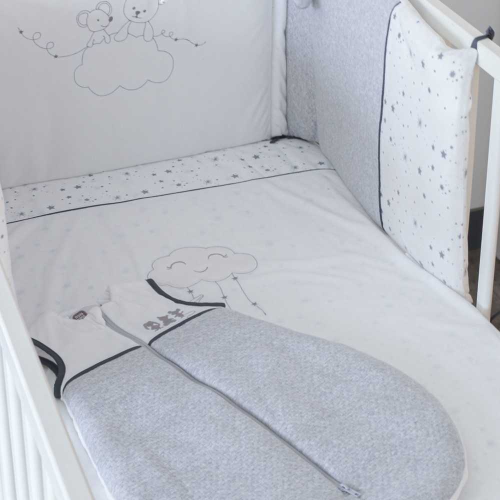 ambiente de quarto de bebé unissexo em branco e cinzento, com estrelas e personagens ambiente de quarto de bebé unissexo em branco e cinzento, com estrelas e personagens